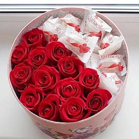 Шляпная коробка с розами и рафаело