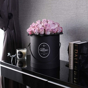 Розы Purple в шляпной коробке Grand B ack