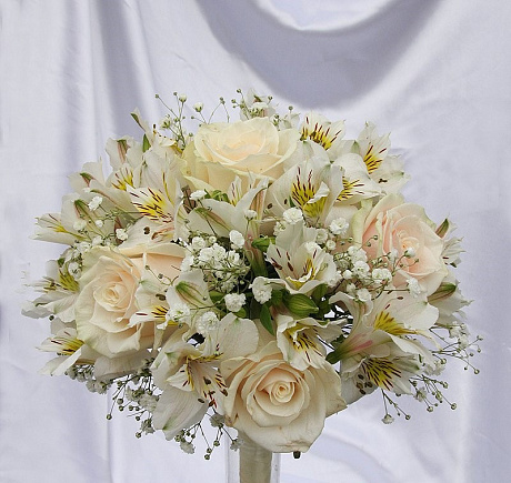 Букет невесты из белых роз и альстромерий - Фото 1