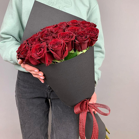 Букет «Красные розы в чёрном » М - Фото 1