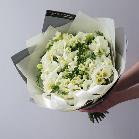 Букет из 49 фрезий в сером крафте - Фото 1