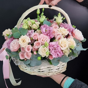 Корзина с пионовидными розами и эустомой