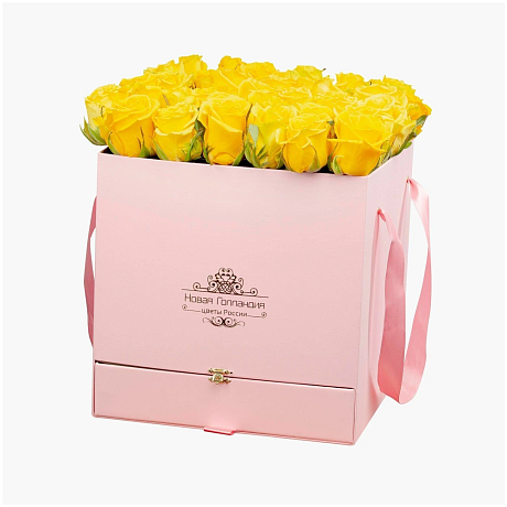 35 желтых роз в большой розовой коробке шкатулке с макарунсами №468 - Фото 1