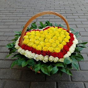 Корзина с цветами в виде сердца (101 шт.)