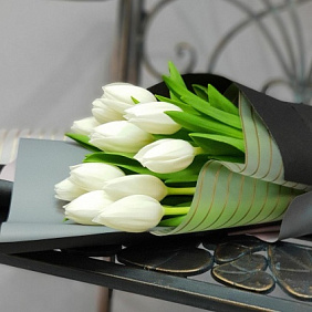 Стильный букет из белых тюльпанов