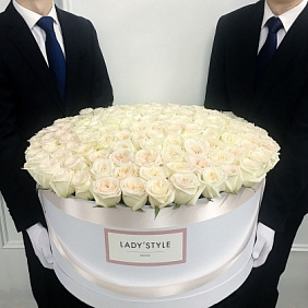Ароматные эквадорские розы White O Hara в шляпной коробке Royal
