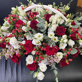 Корзина из роз, эустом, гиперикума и хамелациума