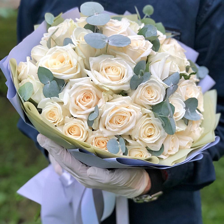 35 ослепительных роз с эвкалиптом - Фото 1