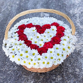 Корзина сердце розы и хризантемы