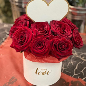 Коробка с цветами love размер S