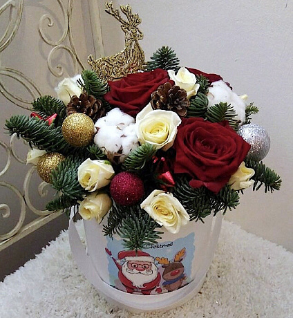 Композиция цветов Рождественская звезда в маленькой коробке - Фото 1