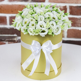 Шляпная коробка из белой эустомы(19 шт). N800