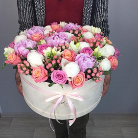 Пионы, розы, фрезии в бархатной коробке №160