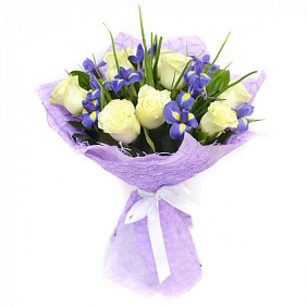 Букет из роз, ирисов и берграсса