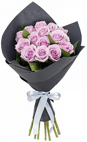 Букет из 15 розовых роз в черном крафте - Фото 1