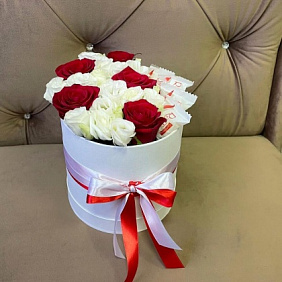 Коробка с розами, эустомой и Рафаэлло