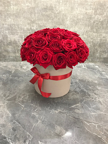 15 красных роз в маленькой белой шляпной коробке №165 - Фото 1