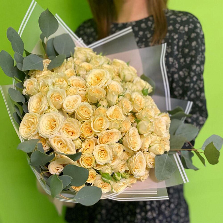 Букет из 51 кремовых кустовых роз - Фото 1