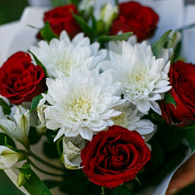 Микс розы с хризантемами в розовой шляпной коробке