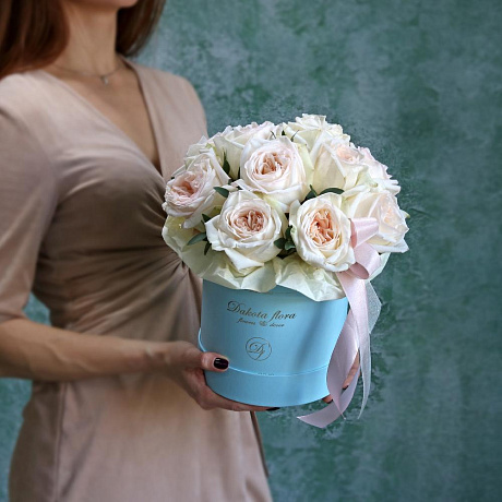 Белые пионовидные розы в голубой коробке - Фото 1