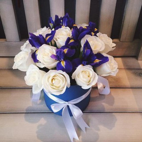 Букет в шляпной коробке из 15 белых роз и 7 синих ирисов - Фото 1