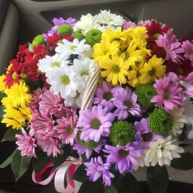 Корзина с цветами «Пёстрые Ромашки»