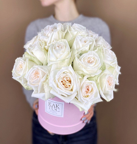Белые пионовидные розы в шляпной коробке - Фото 1