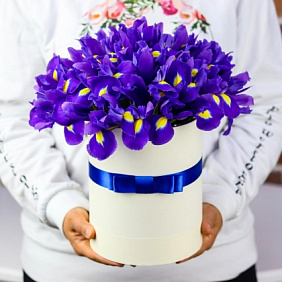 Коробка с цветами. Ирисы N372