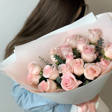 Букет из 17 нежных роз с добавлением эвкалипта - Фото 1