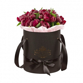 15 бордовых пионов в черной шляпной коробке №766