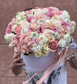 Шикарная коробка с гортензией, пионовидной и  кустовой розами