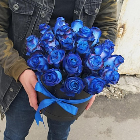 21 синяя роза в чёрной шляпной коробке