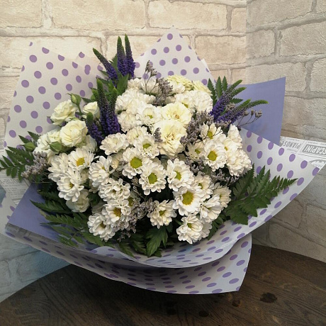 Букет из кустовых роз, ромашек и вероники - Фото 1