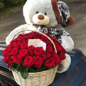 Корзина из 65 роз