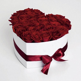 красные розы в коробке "Криста"