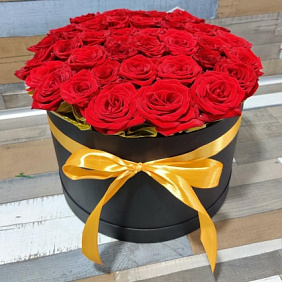 Шляпная коробка с цветами "Благородный вкус"