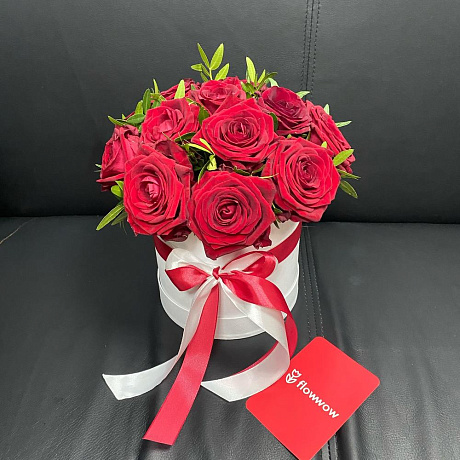 15 красных роз в белой шляпной коробке - Фото 1