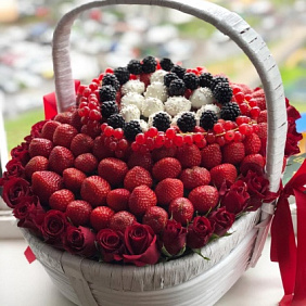 Корзина с ягодами и красными розами