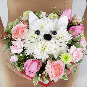 Композиция котик из хризантем и роз в сердце