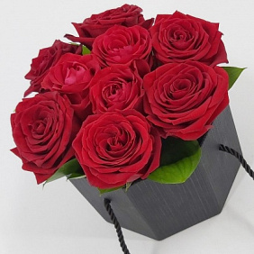 Коробочка с красными розами