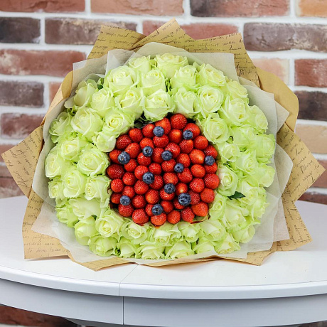 Букет из белой розы с клубникой и голубикой. N806 - Фото 1