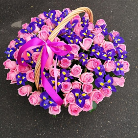 Ирис с розами