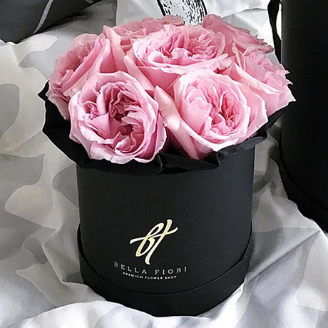Розовые пионовидные кустовые розы микс в черной шляпной коробке - Фото 1