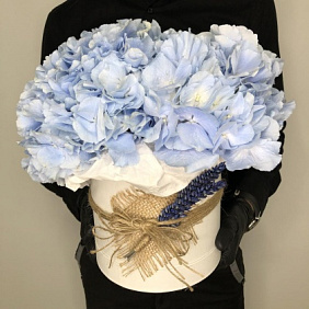 "Love is" XXXXXL синяя гортензия в шляпной коробке персикового оттенка