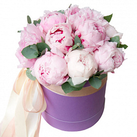 9 розовых пионов в малой шляпной коробке