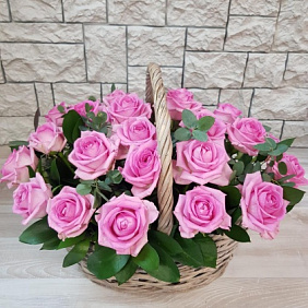 Корзина из 19 роз