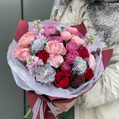 Букет Джерси из кустовых пионовидных роз, диантуса, скиммии и маттиолы - Фото 1