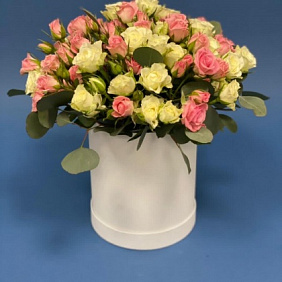 Кустовые розы в шляпной коробке №161