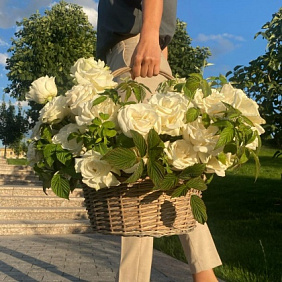 Корзина шикарных садовых роз