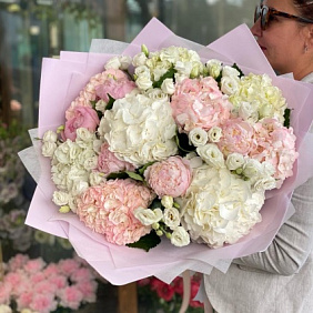 Сборный букет с пионами и гортензией